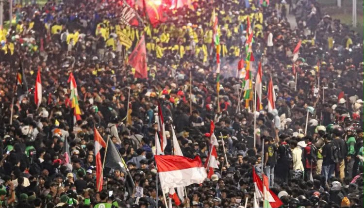 Aksi Mahasiswa Hingga Malam 'Menuju Indonesia Bangkrut' di Jakarta Masih Memanas, Ini 5 Tuntutan yang Disuarakan